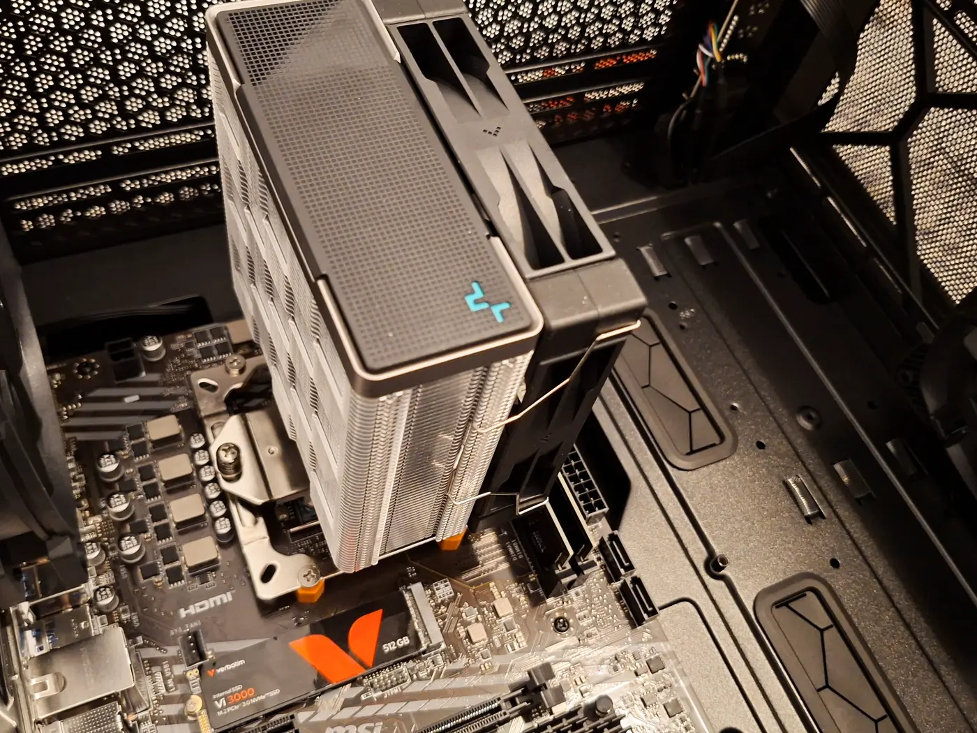Detail počítače během montáže a kontroly komponent