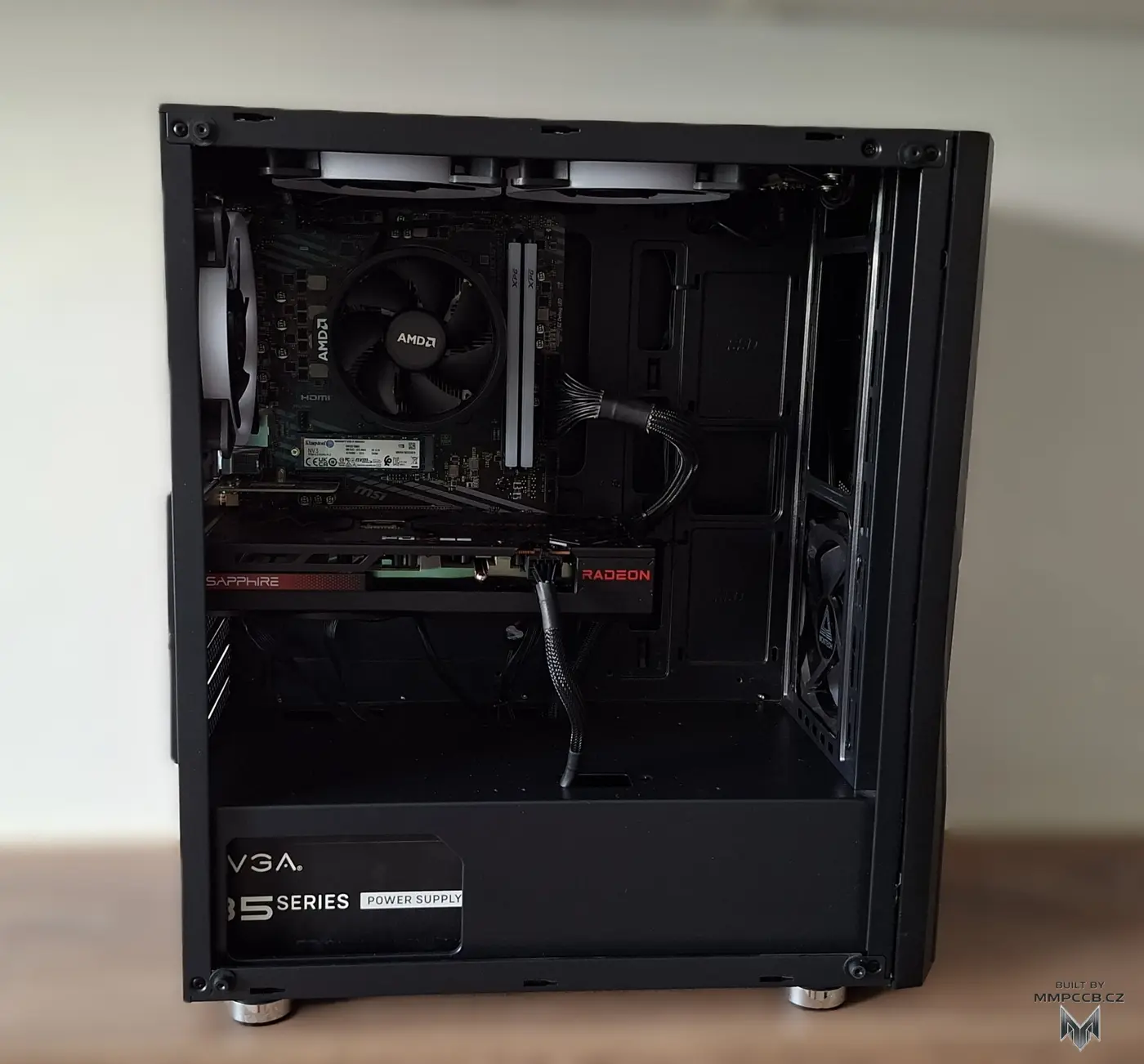 Vnitřní uspořádání a cable management herního PC