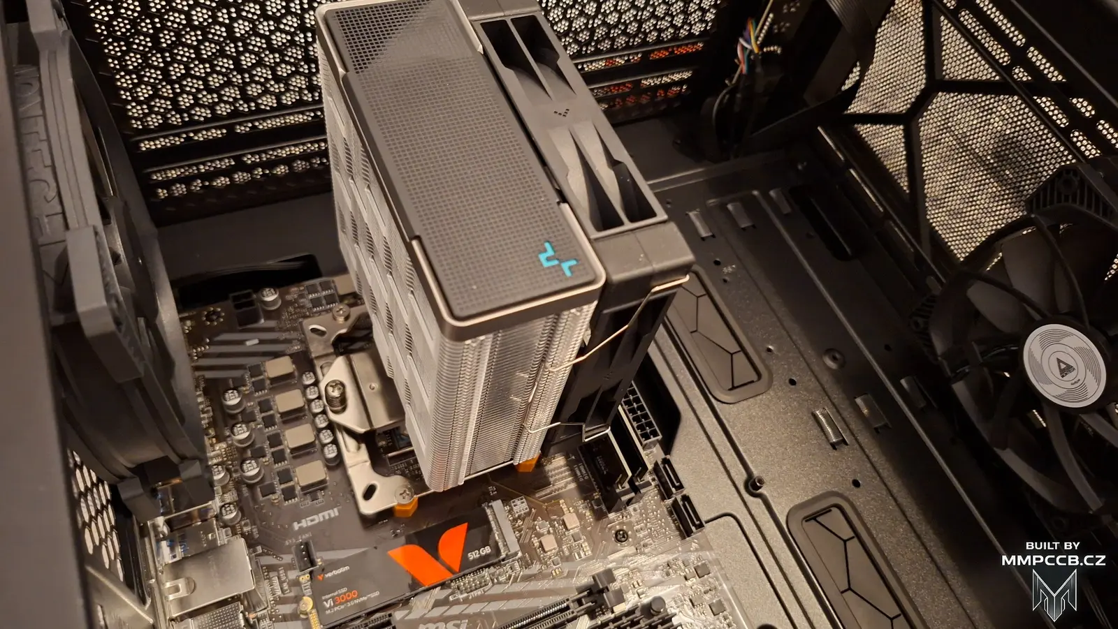 Detail chladiče procesoru DeepCool AK400 v herním počítači