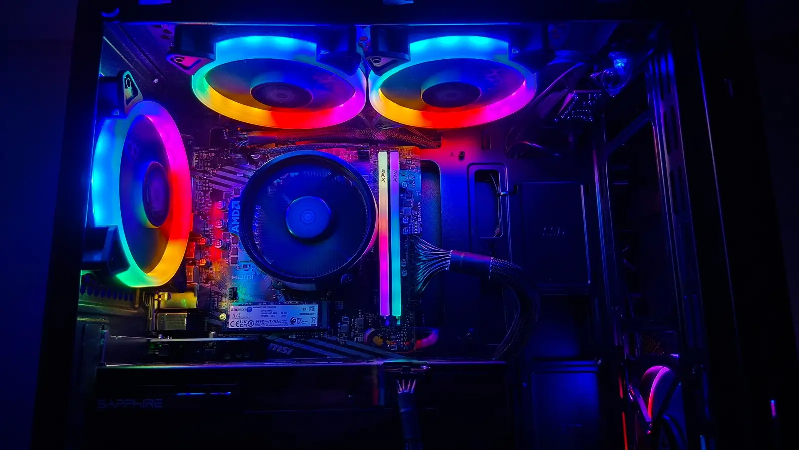 Detail hotového herního počítače s RGB osvětlením