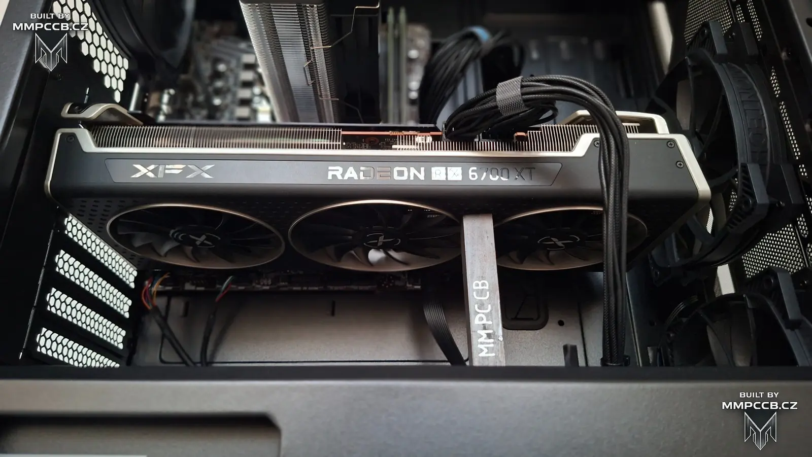 Detail grafické karty XFX Radeon RX 6700 XT 12 GB v herním PC
